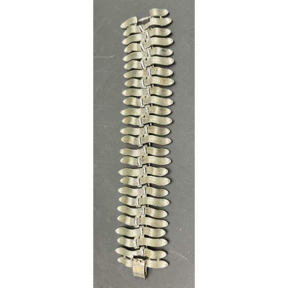 Vintage Brushed Silver Tone Lisner Leaf Bracelet 7" Elegant Design - Picture 3 of 3